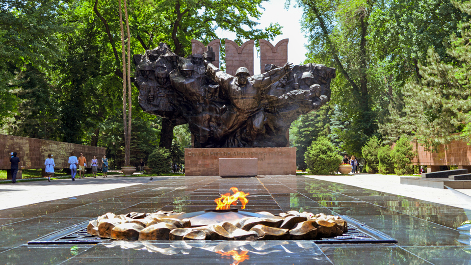 Das sozialistisch-realistische Denkmal im Panfilov Park ist so pompös wie dramatisch - (Foto: © trinessimo / Shutterstock)