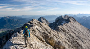 Die Berge rings um Garmisch-Partenkirchen sind ein Naturparadies und Abenteuerspielplatz für Wanderer, Bergsteiger und Skifahrer - (Foto: © Simon Koeppl / EyeEm / Getty Images)