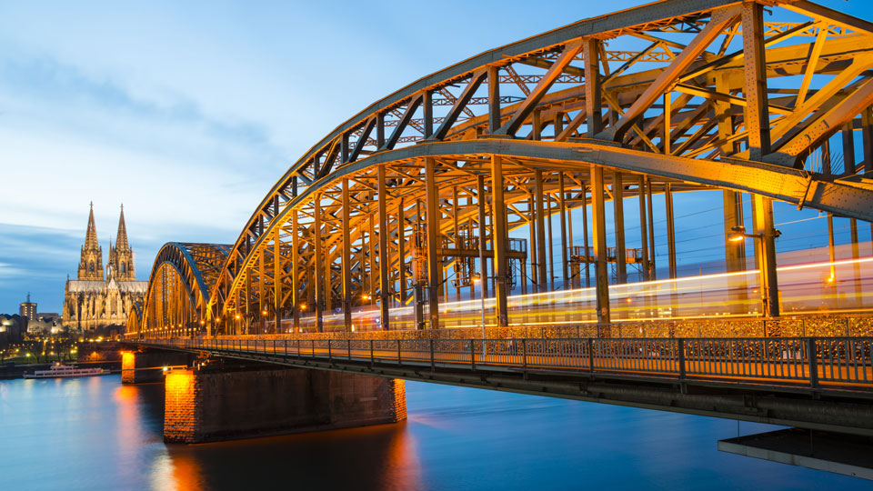 Auf ein Kölsch in Köln und weiter mit dem Zug über die Hohenzollernbrücke - (Foto: © westend61 / Getty Images)
