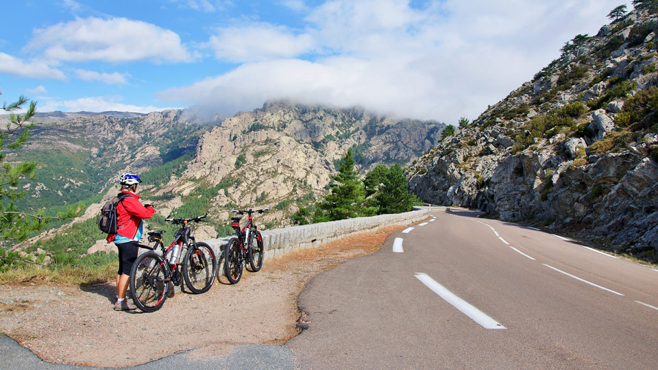 Durch die Berge Korsikas geht die Straße von Zonza zum Col de Bavella - (Foto: ©bikemp/Shutterstock)