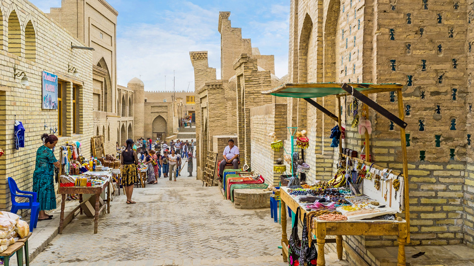 Beschaulich nimmt sich der Souvenir Markt in der Altstadt von Khiva (Chiva) aus - trotzdem könnte Aladin jeden Augenblick um die Ecke biegen - (Foto: ©eFesenko/Shutterstock)