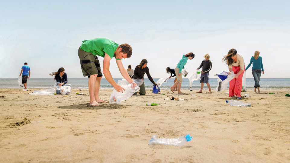 Gute Idee: sich bei der Strandreinigung nützlich machen - (Foto: ©Frank und Helena/Getty Images)
